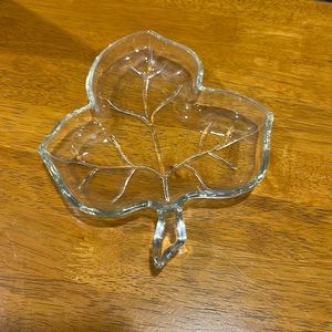 Hazel Atlas 1970s glass leaf serving dish